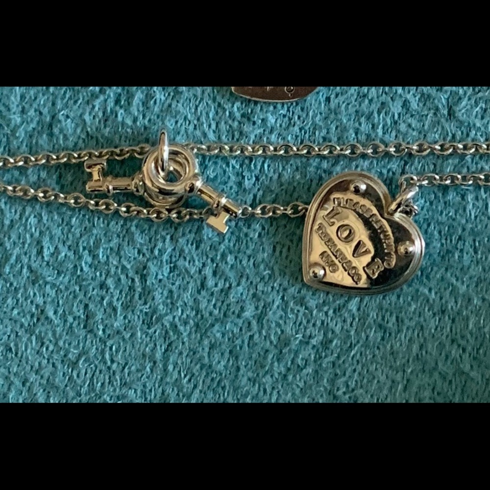 RETURN TO  TIFFANY LOVE HEART TAG KEY BRACELET